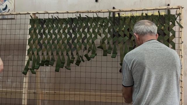 Волонтеры плетут маскировочные сети