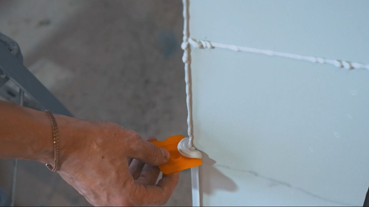 Затирка плитки без грязи и пыли! Делаем всё дешёвым инструментом!