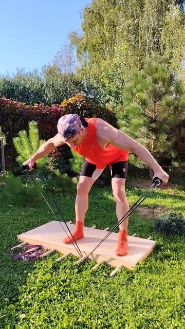 Простые упражнения с резинкой от сутулости