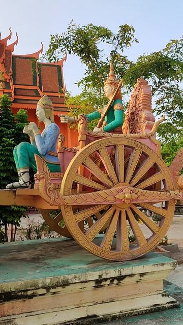 Статуи в Буддийском храме в Пномпене. #путешествия #пномпень #камбоджа