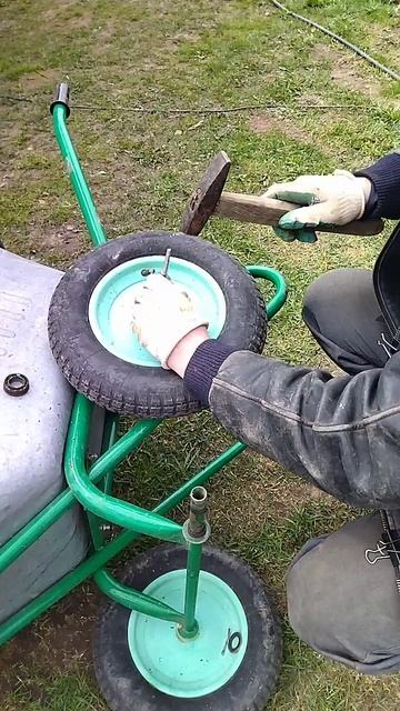 замена подшипников колеса садовой тачки.mp4