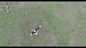 Юная девушка на траве