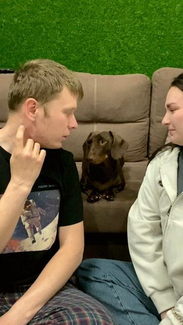 Кого больше любит пес? Как думаете?😐