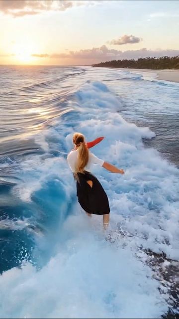 Серфинг на закате: захватывающие моменты волн #серфинг #волны #приключения