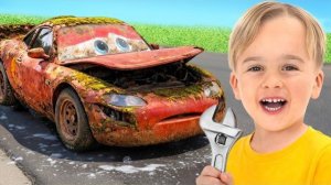 Влад и Ники реставрируют игрушечную машинку Молния Маккуин