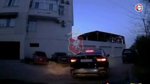 Пьяного водителя, который посреди дня рвал цветы с городской клумбы, ждёт наказание