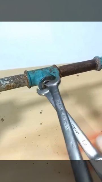 Как вытащить резьбу от сломанной трубы.

Лайфхак👌