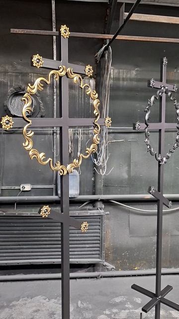 21 апреля 2026г.Кресты ритуальные, окрас черный матовый с позолотой.