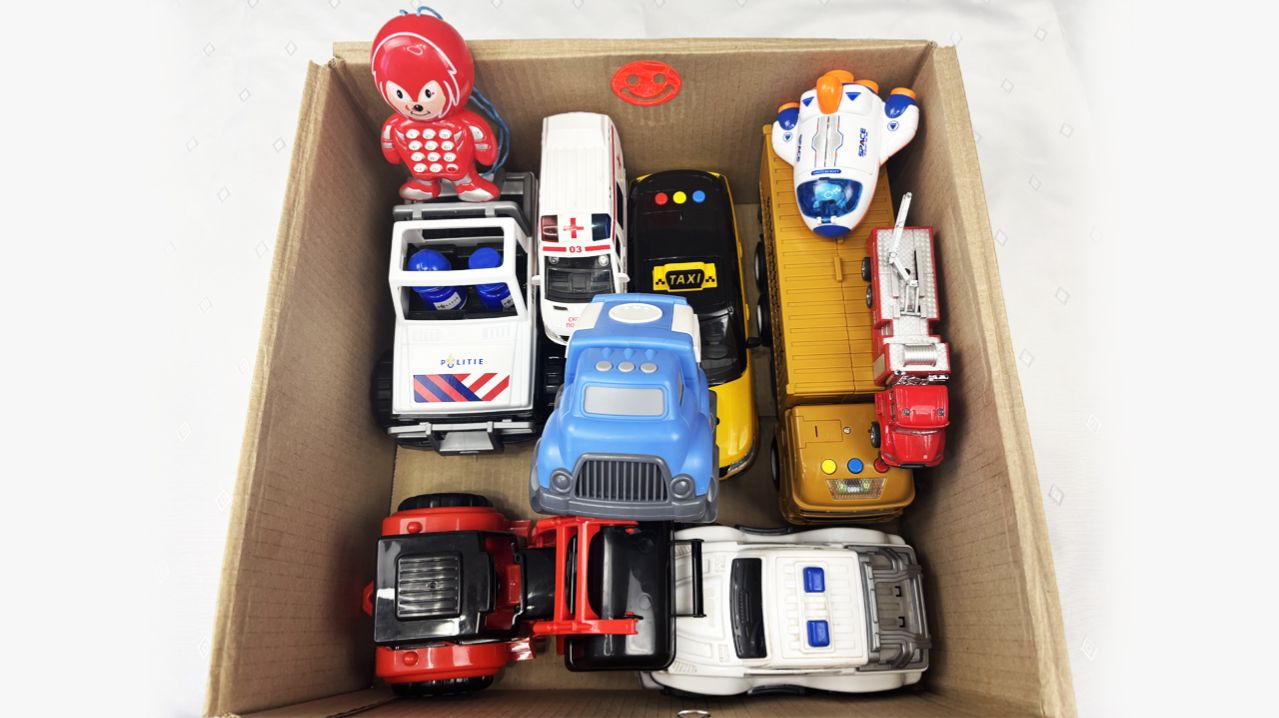 Мультики для детей. Машинки в коробке и громкий телефон. Веселые спуски по горке. Мультики малышам