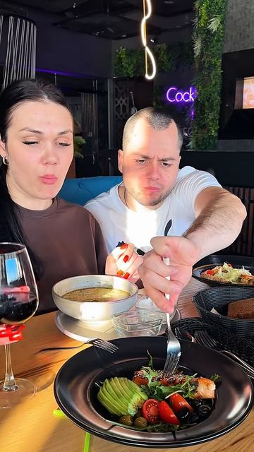 Зачем он испортил ей еду?!