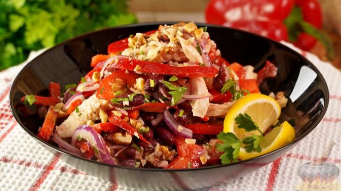 САЛАТ С КУРИЦЕЙ, ФАСОЛЬЮ И СЛАДКИМ ПЕРЦЕМ