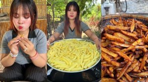 Девушка показывает потрясающий рецепт приготовления картофеля фри