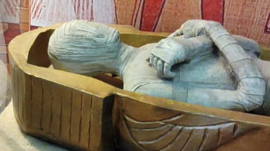 Мумия в саркофаге (реконструкция)