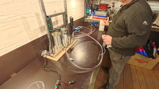 Первая прокачка жидкости (глицерина) через установку для RIM литья пластика.