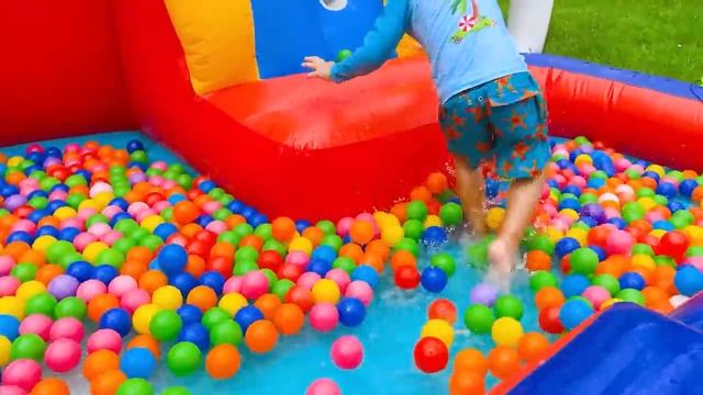 Влад и Ники играют надувными игрушками - Детские истории с Крисом