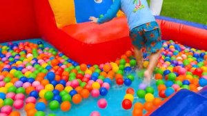 Влад и Ники играют надувными игрушками - Детские истории с Крисом