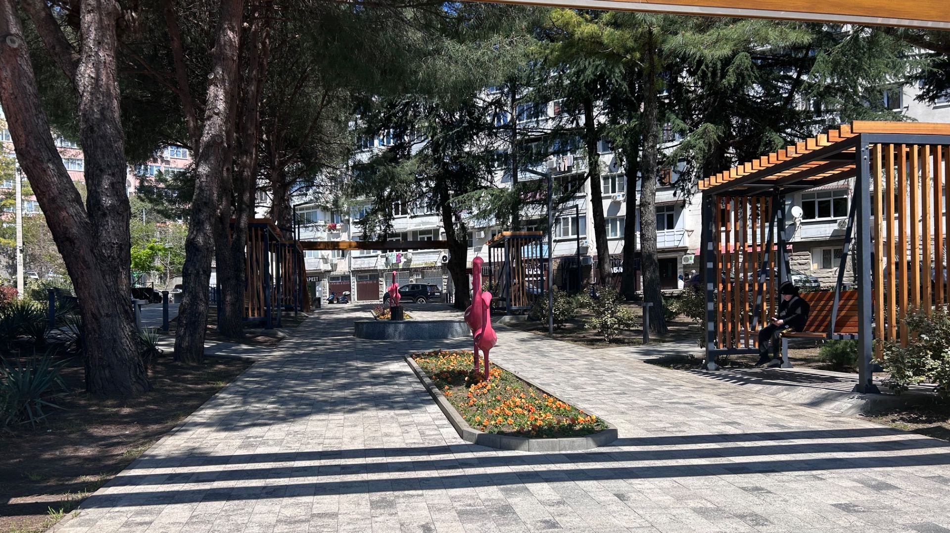 Облагородили возле дома 🏠 Фламинго детские площадки ! Качели все уютно !#дом #уют #цветы#отдых