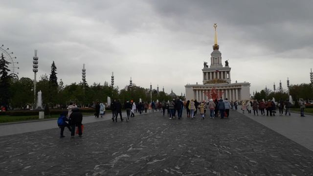 Москва. ВДНХ. Колесо обозрения, канатная дорога, павильоны разных стран, бывших республик СССР.