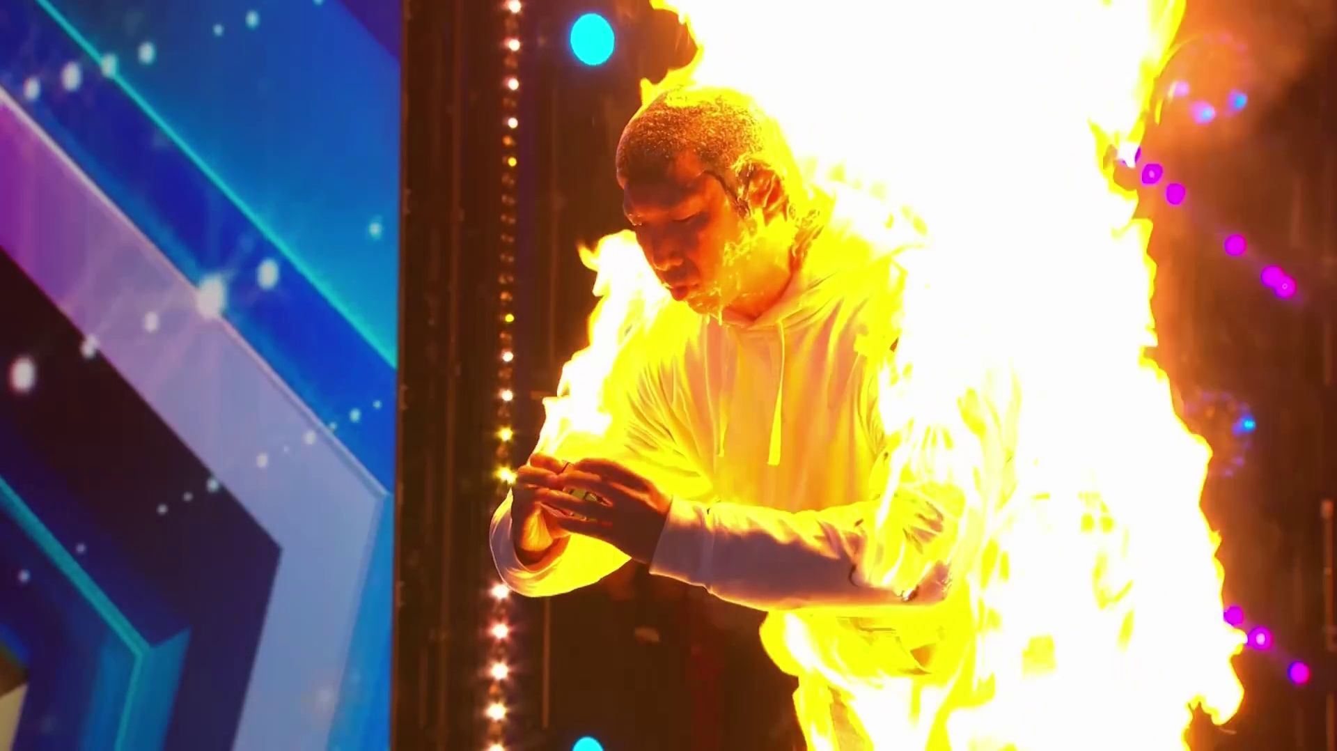 ПОДЖЕГ СЕБЯ ЧТОБЫ БЫСТРЕЕ СОБРАТЬ КУБИК-РУБИКА