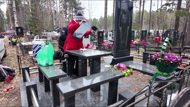 Тюменцы выпустили в небо белые шары в день поминовения усопших