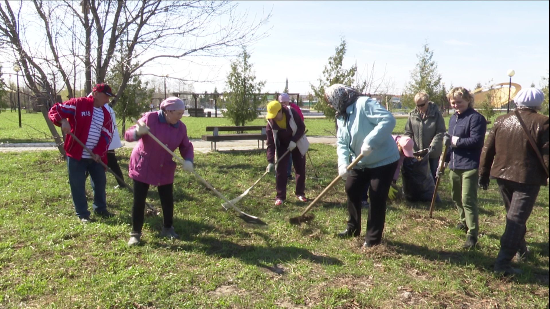 В центральном парке по улице Гагарина г. Нурлат жители убирались два дня подряд