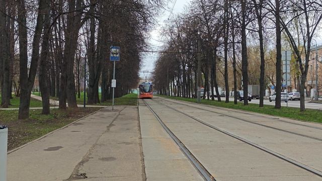 КТМ-23 (морковка) проезжает остановку Новопоселковую улицу