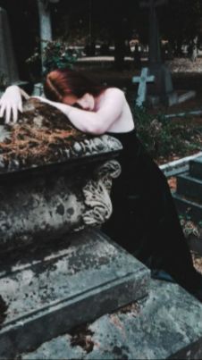 Аудио рассказ: Навещая друга, она увидела свою фотографию на памятнике…