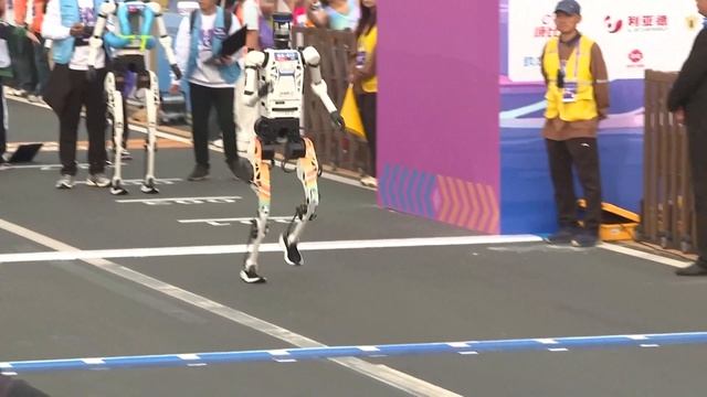 В Пекине прошёл крупнейший в мире полумарафон человекоподобных роботов