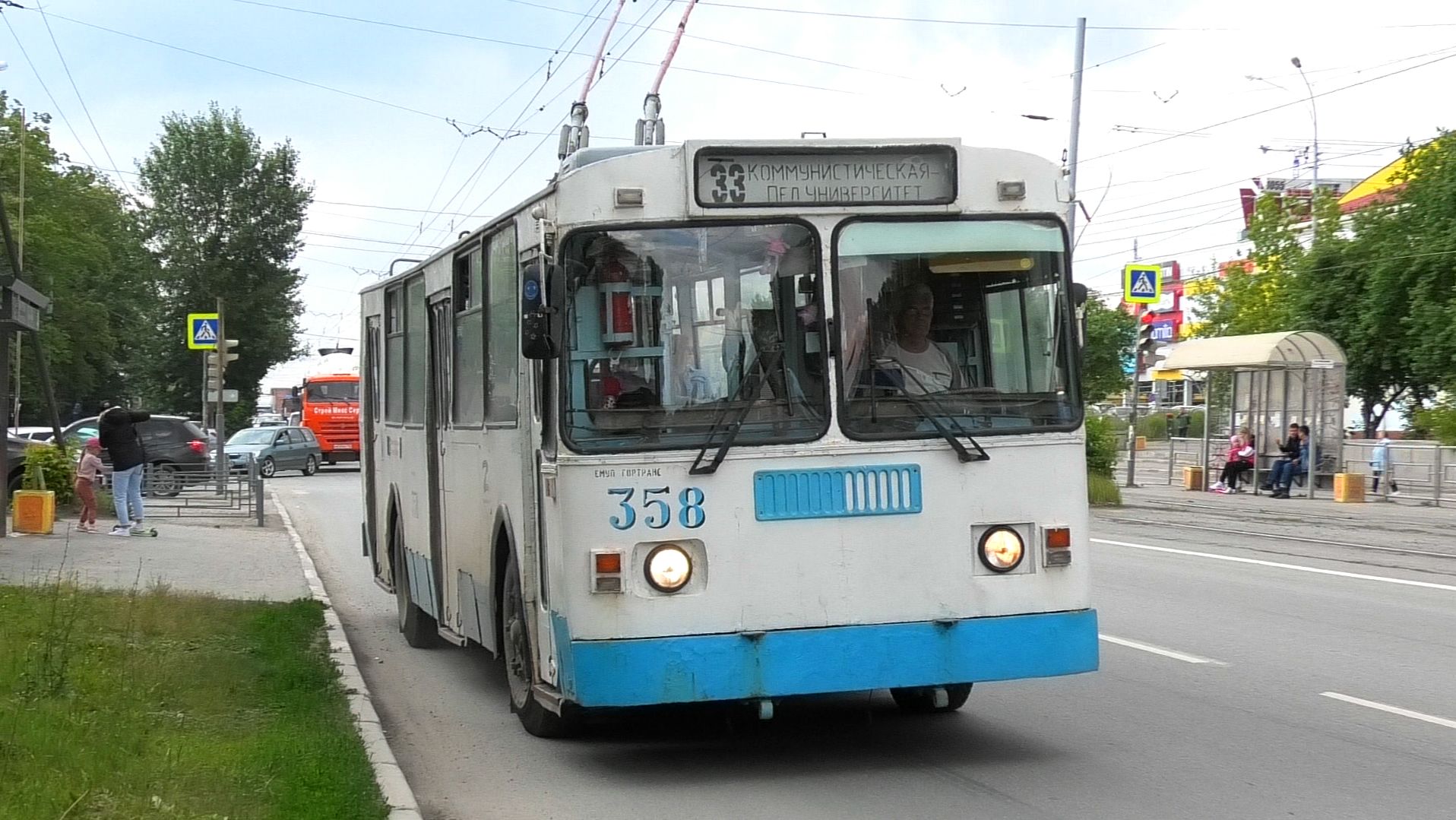 Троллейбус Екатеринбурга ЗиУ-682В [В00] борт. №358 маршрут 33 на остановке "Ворошиловская"
