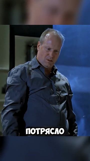 🍿 Мужчина сражаеться с игрушечными солдатиками...