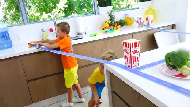 Влад и Ники играют с мини скеитами и игровыми наборами Hot Wheels