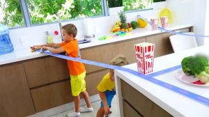 Влад и Ники играют с мини скейтами и игровыми наборами Hot Wheels