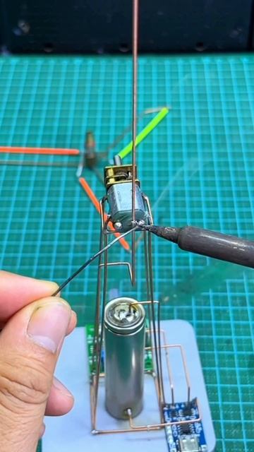 Изготовление вращающейся светодиодной лампы Эдисона #короткоевидео #Эдисон #декор #светодиодныйде