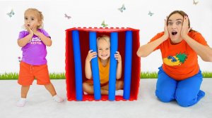 Алиса и мама проходят через потайные комнаты, чтобы помочь Крису