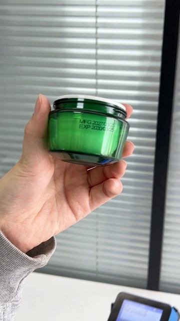 Изогнутая поверхность? Не проблема! MINI печатает даты на банках для косметики. ✨