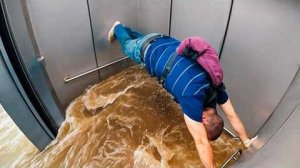 ЧЕЛОВЕК VS ПРИРОДА! САМЫЕ НЕВЕРОЯТНЫЕ МОМЕНТЫ, КОТОРЫЕ СНЯЛИ НА КАМЕРУ