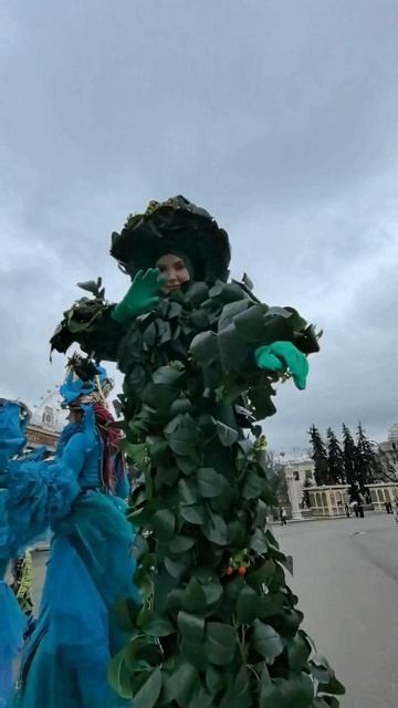 Мрачная дождливая атмосфера не остановила наши Живые Розы на открытии сезона на ВДНХ