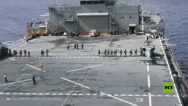 مشاهد لسيطرة القوات الأمريكية على ناقلة نفط في المحيط الهندي