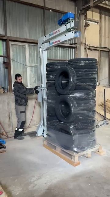 Пакуем паллету с покрышками на упаковочной руке 4eco307