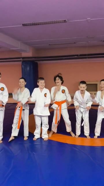 все: каратэ это драки и крутые удары ногами!! также на нашей тренировке: