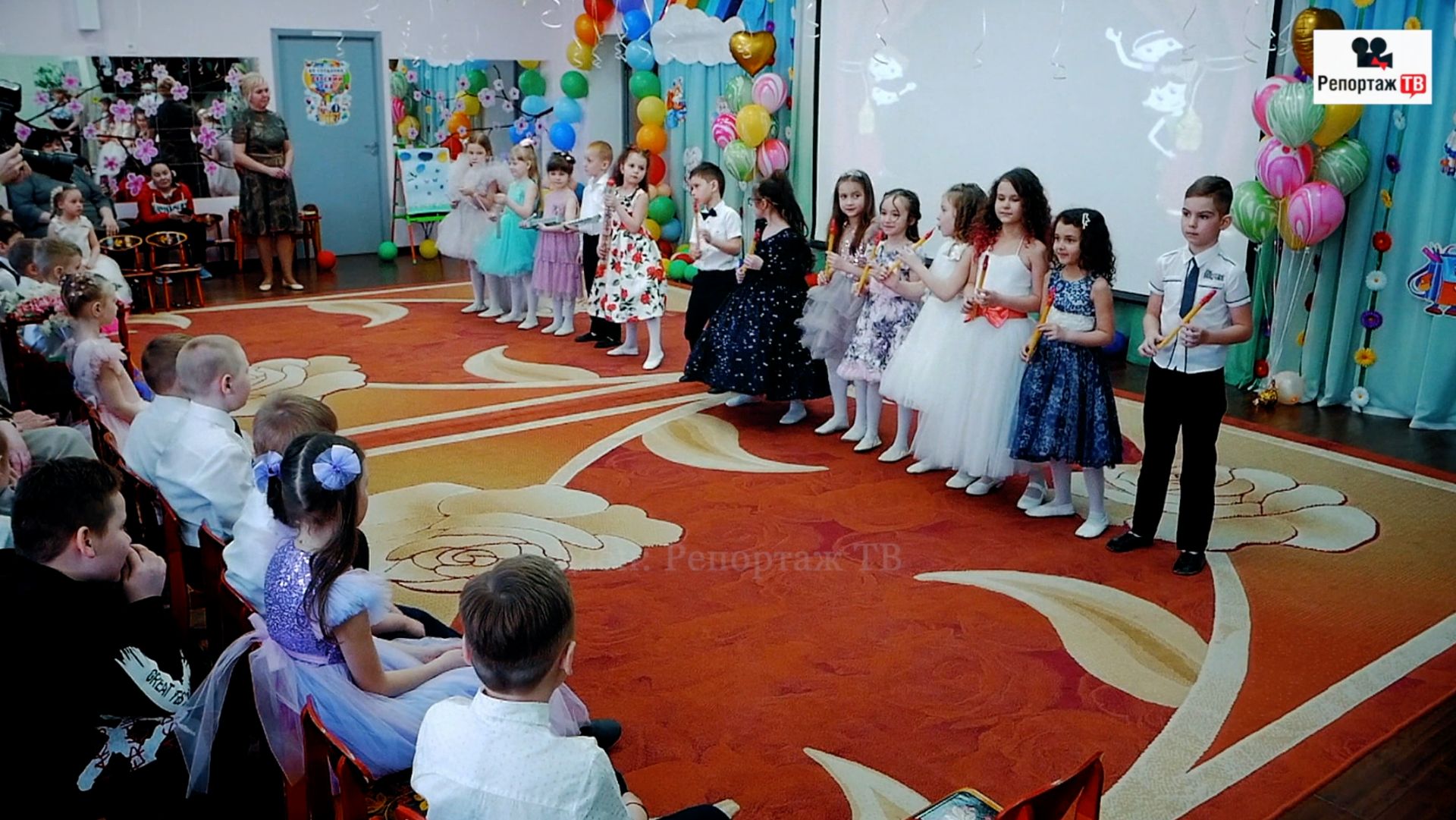 Любимую музыку исполнили Выпускники на музыкальных инструментах - видеосъёмка в детском саду