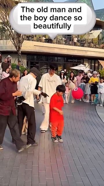 Старик и мальчик так красиво танцуют.