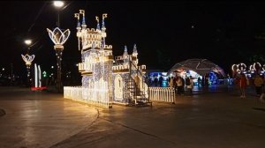 Светящаяся инсталляция «Ялтинский замок» на набережной Ялты в ночное время.