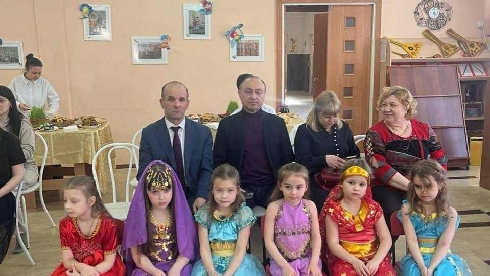 Новосибирск. В главной роли ОПГ Азера. Русских детей приучают к намазу.