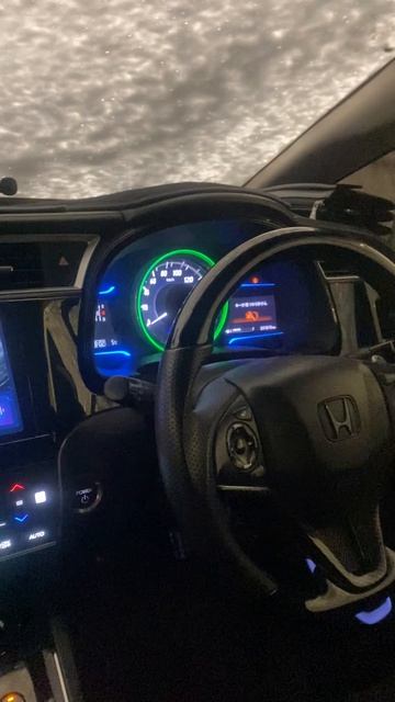 На мойке муж моет машину