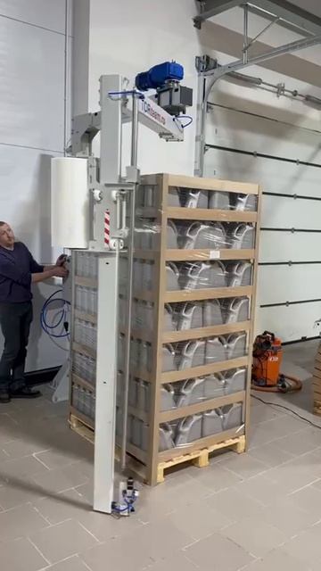 Упаковка легкой и высокой паллеты с помощью упаковочной руки