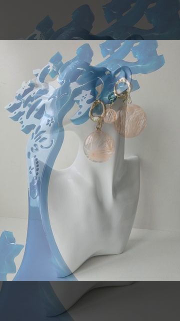 166. Серьги-шариики из эпоксидной смолы с аспарагусом.