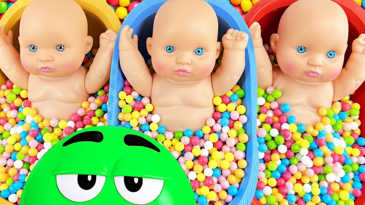 Мультики для детей. Милые куколки с яркими конфетками в ванночках. Смотреть мультики для малышей.