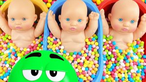 Мультики для детей. Милые куколки с яркими конфетками в ванночках. Смотреть мультики для малышей.