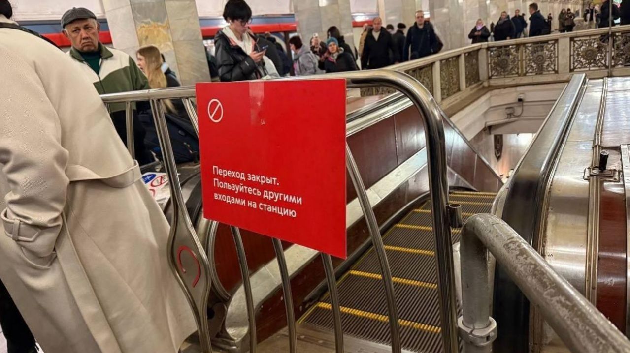 Сбой на Сокольнической линии метро в Москве. Движение поездов приостановлено, проводится эвакуация